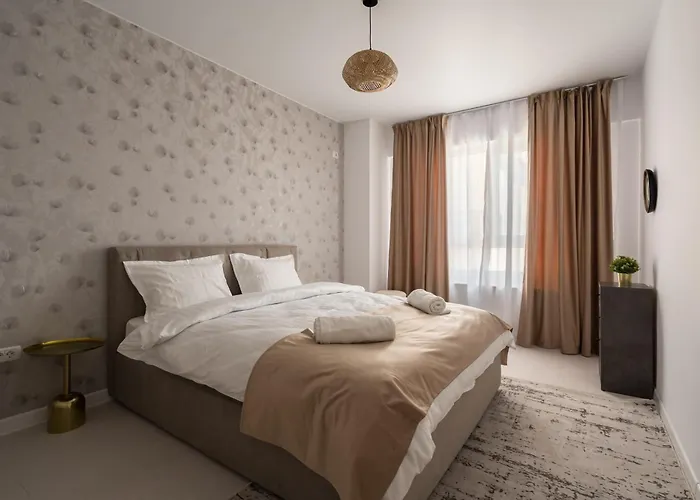 Central Spacious Apartment 606