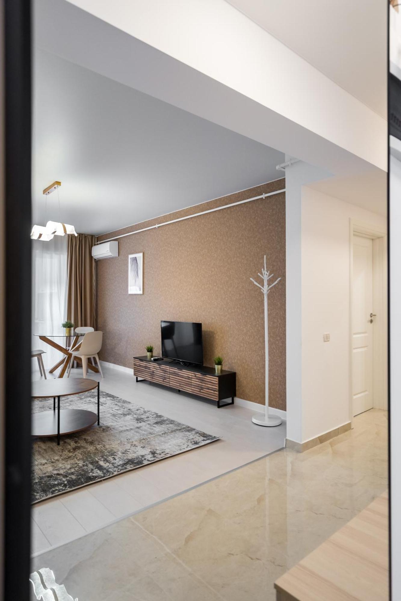 Spacious 606 Apartament